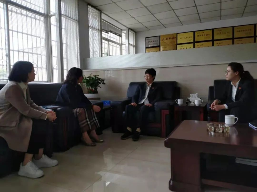 Il giudice a tempo pieno Zheng Yuqing e il presidente Du Hangli del tribunale popolare di Shengzhou sono venuti nella nostra azienda per guidare il nostro lavoro