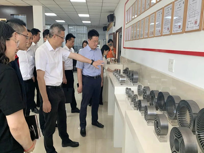 Il segretario Xu Jianyi si è recato a Changle Town per svolgere attività di servizi aziendali e ha visitato Zhejiang Jufeng Co., Ltd. e altre imprese