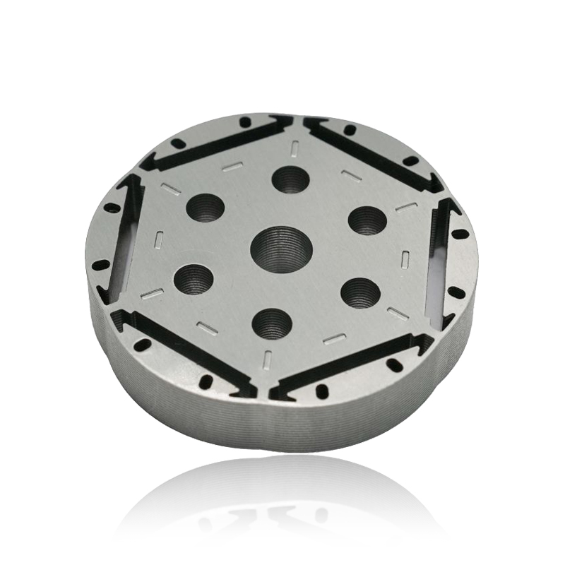 In che modo il design del nucleo dello statore di un motore automobilistico influenza le interferenze elettromagnetiche emesse dal motore?