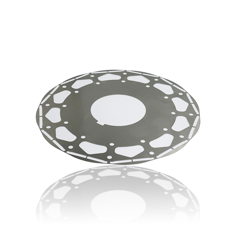 In che modo lo spessore di laminazione del nucleo dello statore del motore di un generatore eolico influisce sulle perdite del nucleo e sulle prestazioni complessive?
