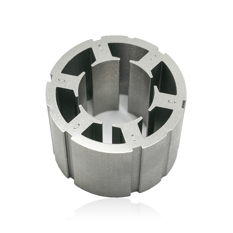 In che modo lo spessore di laminazione del nucleo statorico di un ventilatore industriale influenza le perdite per correnti parassite e l'efficienza operativa?