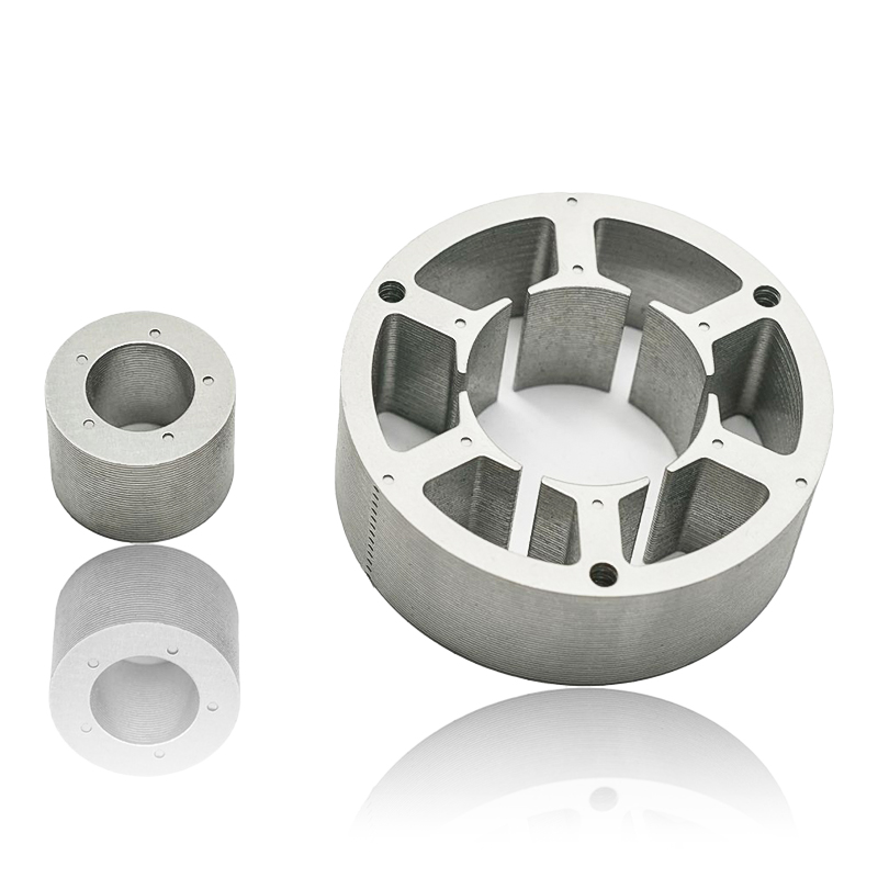 In che modo lo statore del motore della pompa dell'acqua e il nucleo del rotore interagiscono con i sistemi di raffreddamento, come gli alloggiamenti raffreddati a liquido o ad aria, per mantenere un equilibrio ottimale della temperatura durante il funzionamento intensivo?