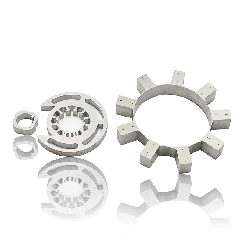 In che modo lo statore del motore e il nucleo del rotore contribuiscono alle prestazioni di avvio del motore e alla risposta ai transitori?