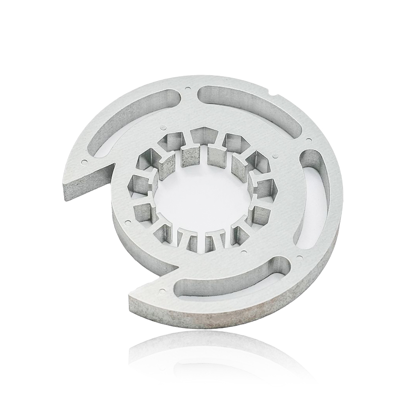 In che modo il nucleo del rotore influenza la capacità del generatore di funzionare a velocità diverse o in condizioni di carico variabili?