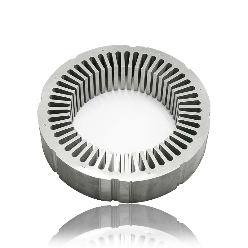 In che modo la geometria dei denti e delle fessure nello statore del motore del generatore e nel nucleo del rotore influisce sulla distribuzione del flusso magnetico e sulla coppia erogata?