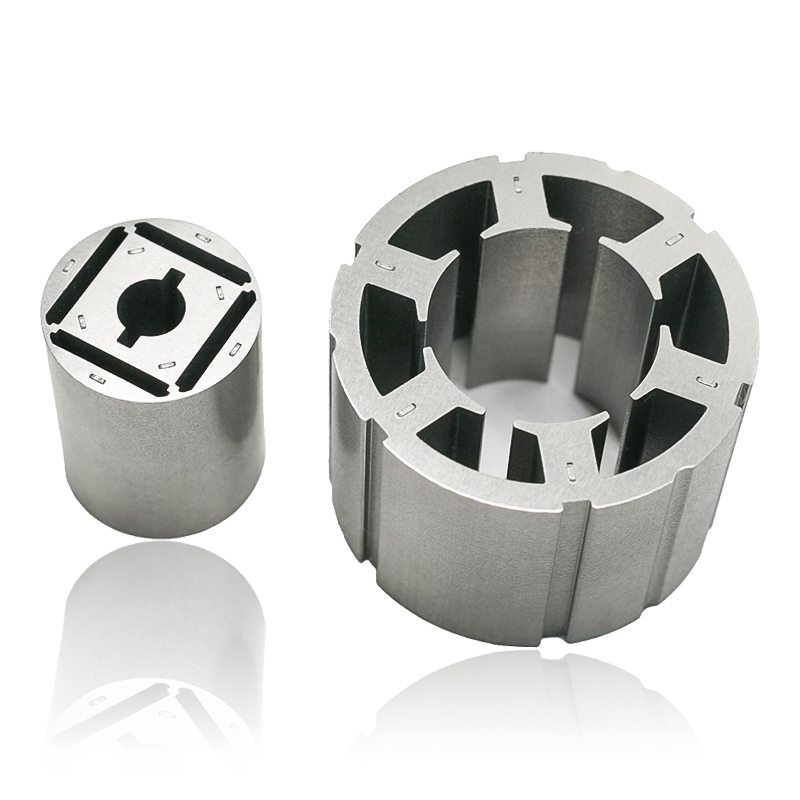 In che modo lo spessore della laminazione nei nuclei dello statore e del rotore di motori automobilistici influisce sulle perdite per correnti parassite e sulle prestazioni termiche?