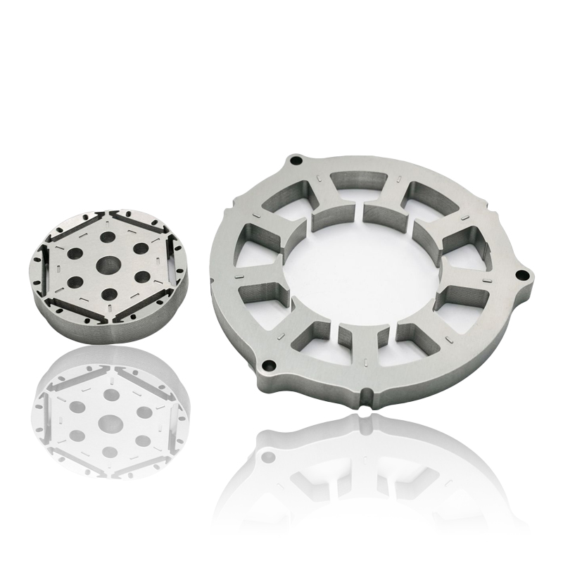 In che modo lo spessore e il fattore di impilamento delle laminazioni in un nucleo statorico del motore influiscono sull'efficienza energetica, sulle perdite per correnti parassite e sui livelli di rumore operativo?